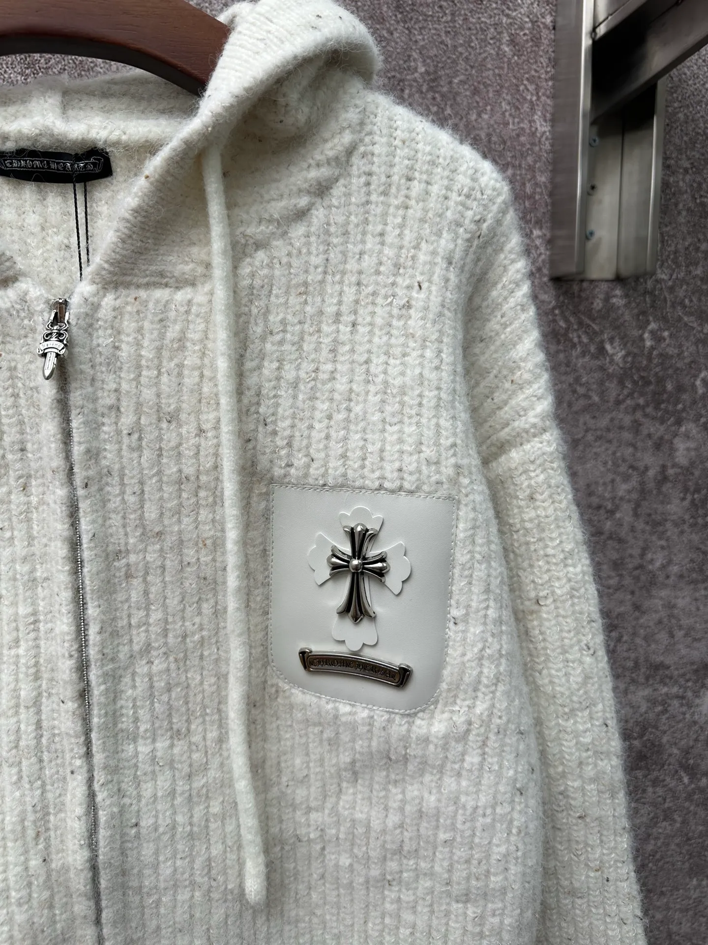 P640 Chrome25 new Chrome heart logo pocket wool knitted hooded jacket 100% wool blended fabric, soft and comfortable, super comfortable to wear! The front zipper design makes it easy to put on and take off, and the cross + metal nameplate embellishment on the chest gives it a full retro feel. Hooded + drawstring, practical and fashionable, can be easily worn in daily or street style in autumn and winter, warm and stylish!  Size: S M L